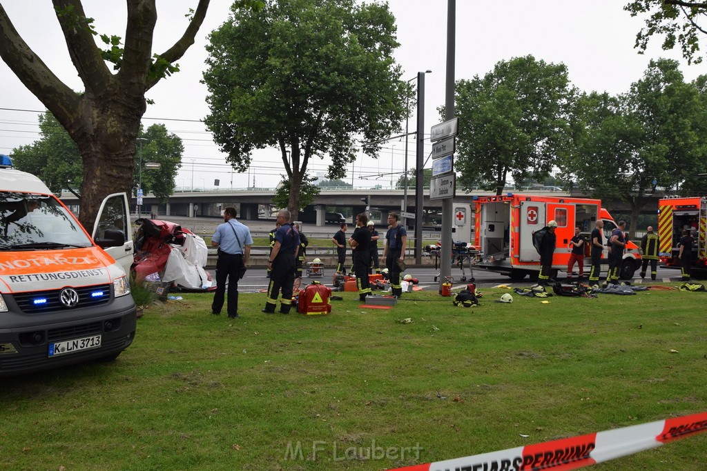 Schwerer VU Pkw Baum Koeln Deutz Messekreisel P101.JPG - Miklos Laubert